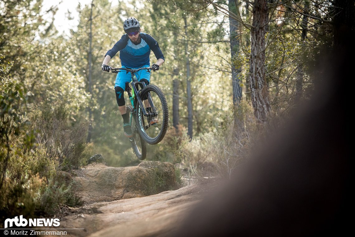 Wird der Trail eben oder neigt sich dem Tal zu, zeigt sich das Enduro Pro trotz großer 29" Laufräder erstaunlich verspielt und wendig.