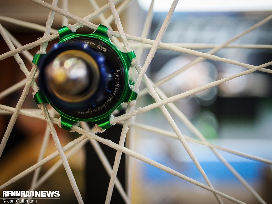 Tune zeigt den Prototyp eines 990 g leichten 29er Laufradsatzes mit Polyethylen-Faser Speichen - das kennen wir doch so ähnlich schon von Pi-Rope?