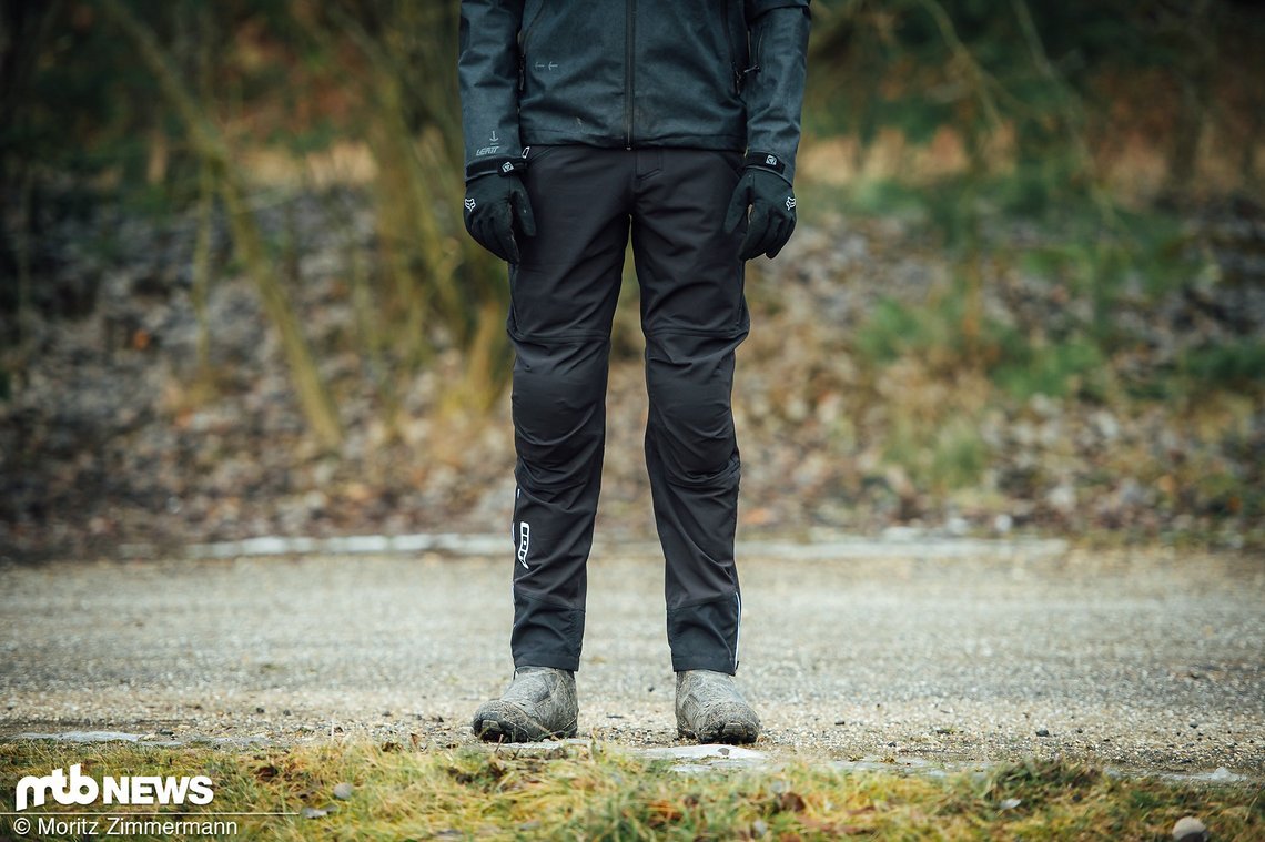 Die ION Softshell Pants Shelter ist aus flexiblem 4-Way-Stretch-Material gefertigt und in den Farben Schwarz und Petrolgrün erhältlich.