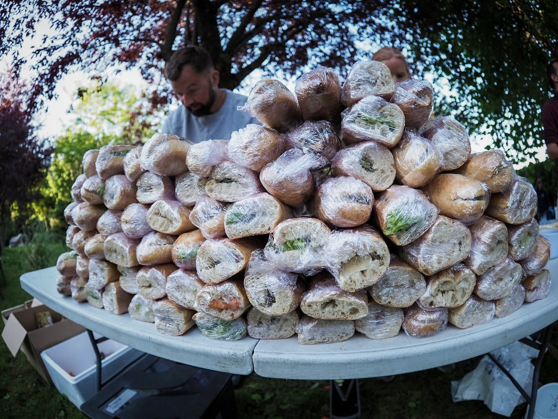 Die Tage sind lang bei der Trans Provence. Daher erhält jeder Starter je einen Baguette-Berg.