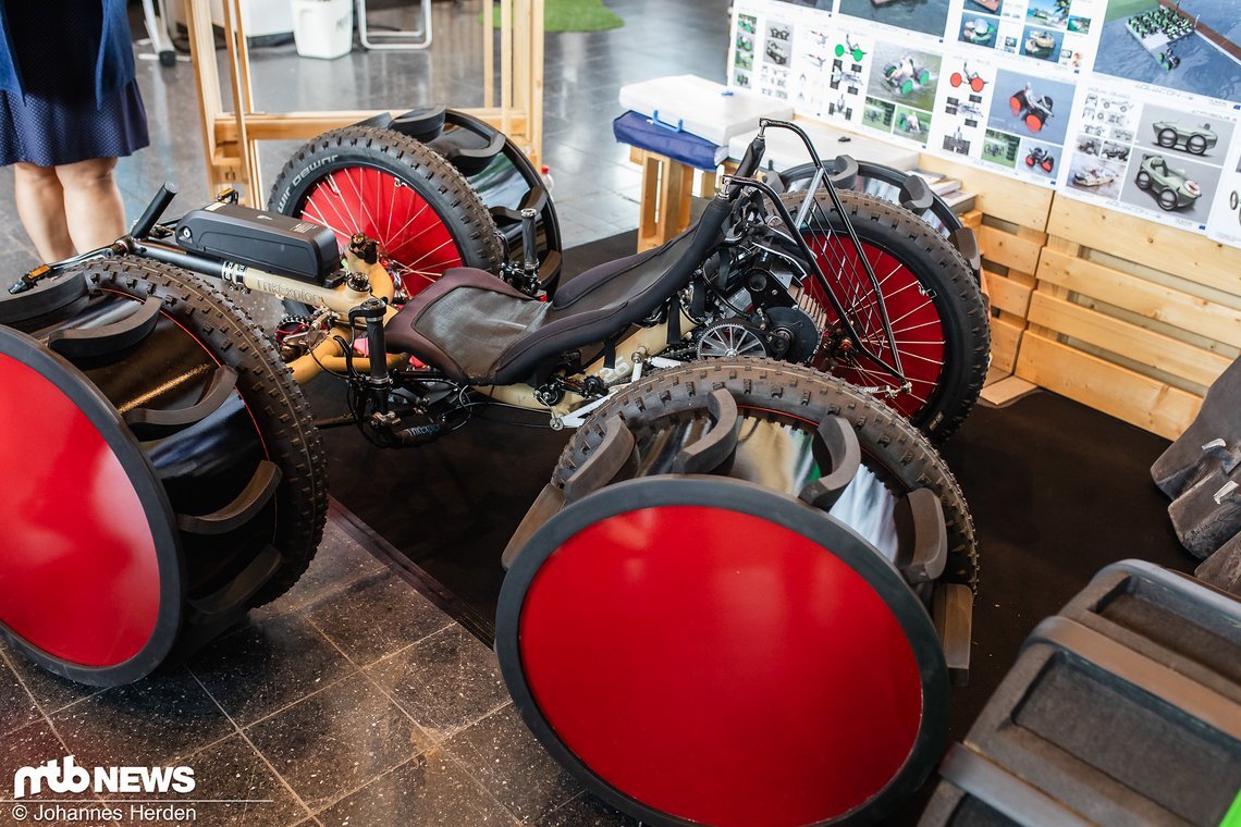 Billig ist der Allround-Spaß nicht – das Bike kostet ab 12.000 €, aber das sind wir ja von Topmodellen der großen Hersteller ebenfalls gewohnt … und die können nicht mal übers Wasser fahren