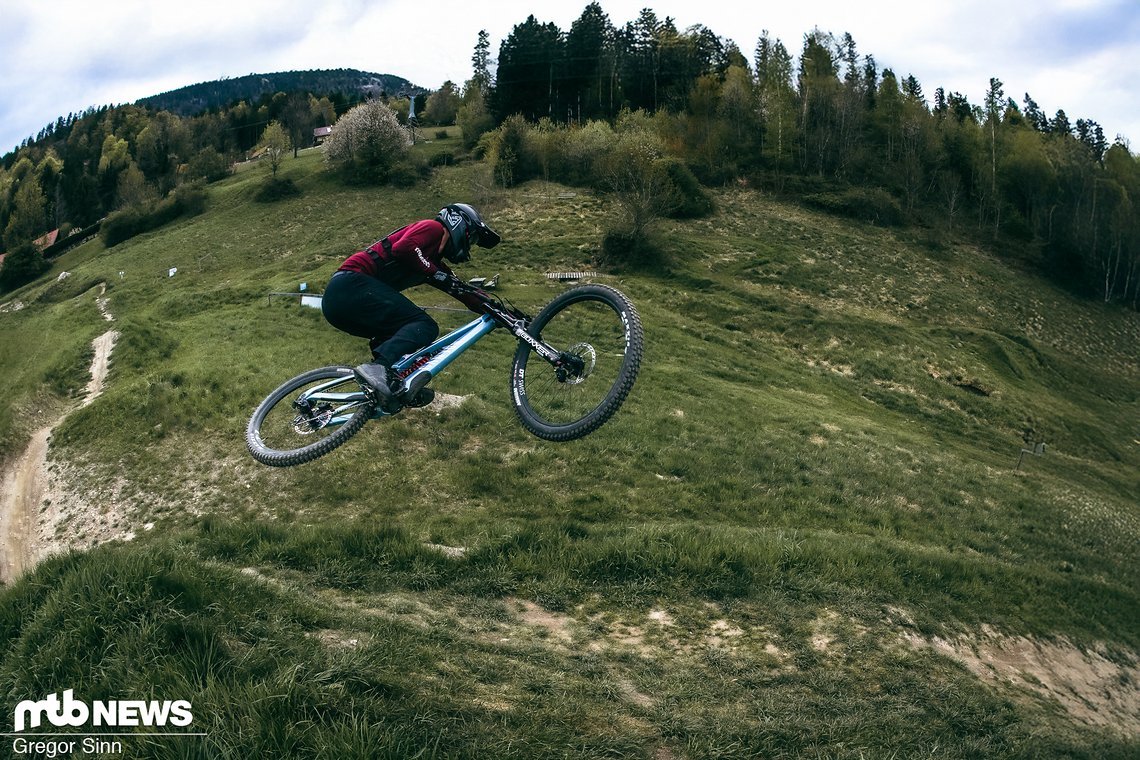 Auch in die Luft geht der Downhill-Bolide erstaunlich behände