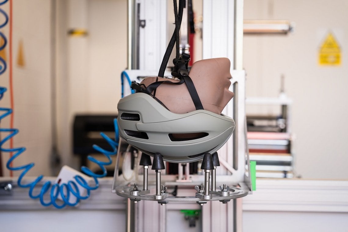 Unabhängige Tests zeigten, dass Helme mit RLS-Technologie die Rotationsgeschwindigkeit um bis zu zwei Drittel reduzieren konnten.