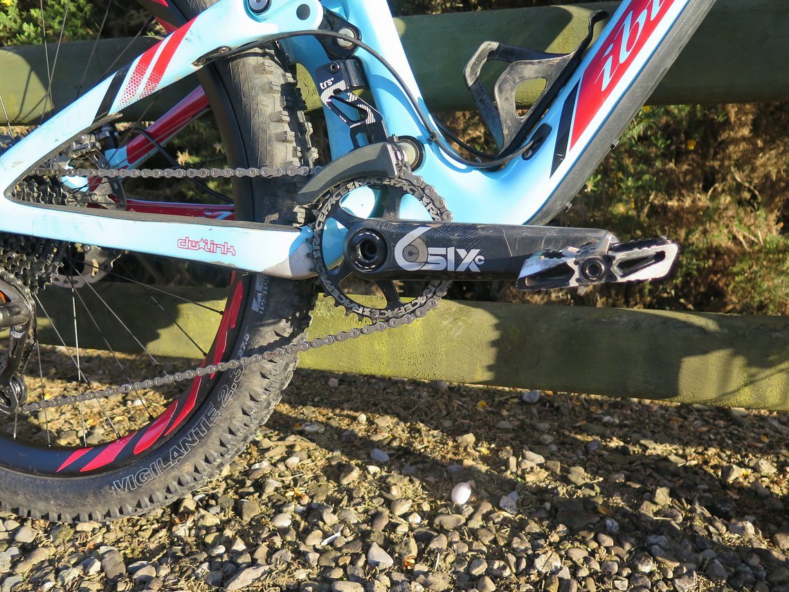 Die Raceface Six C mit einem 32er Kettenblatt und Crankbrothers Mallet Pedalen