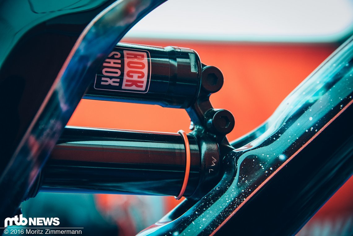 Das Team hat eine Vielzahl verschiedener RockShox Vivid Air-Dämpfer mit unterschiedlichem Tune im Gepäck