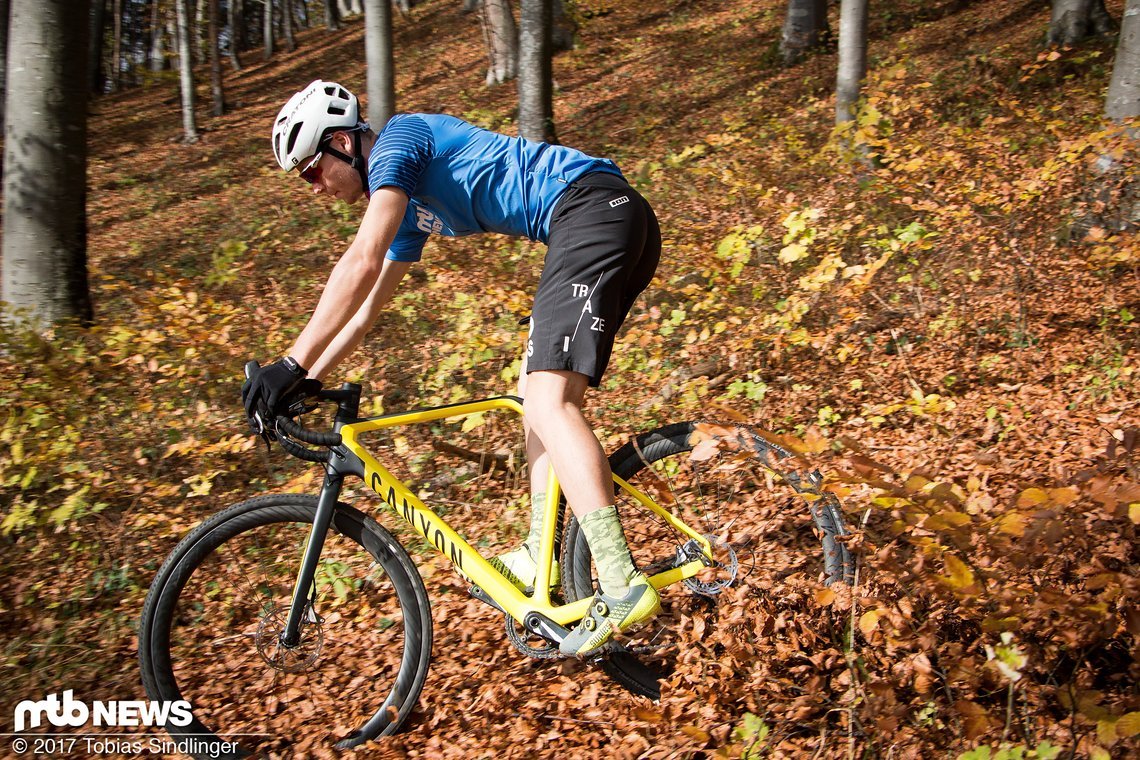 Bergab machen sich die MTB-Gene des Inflite CF SLX bemerkbar