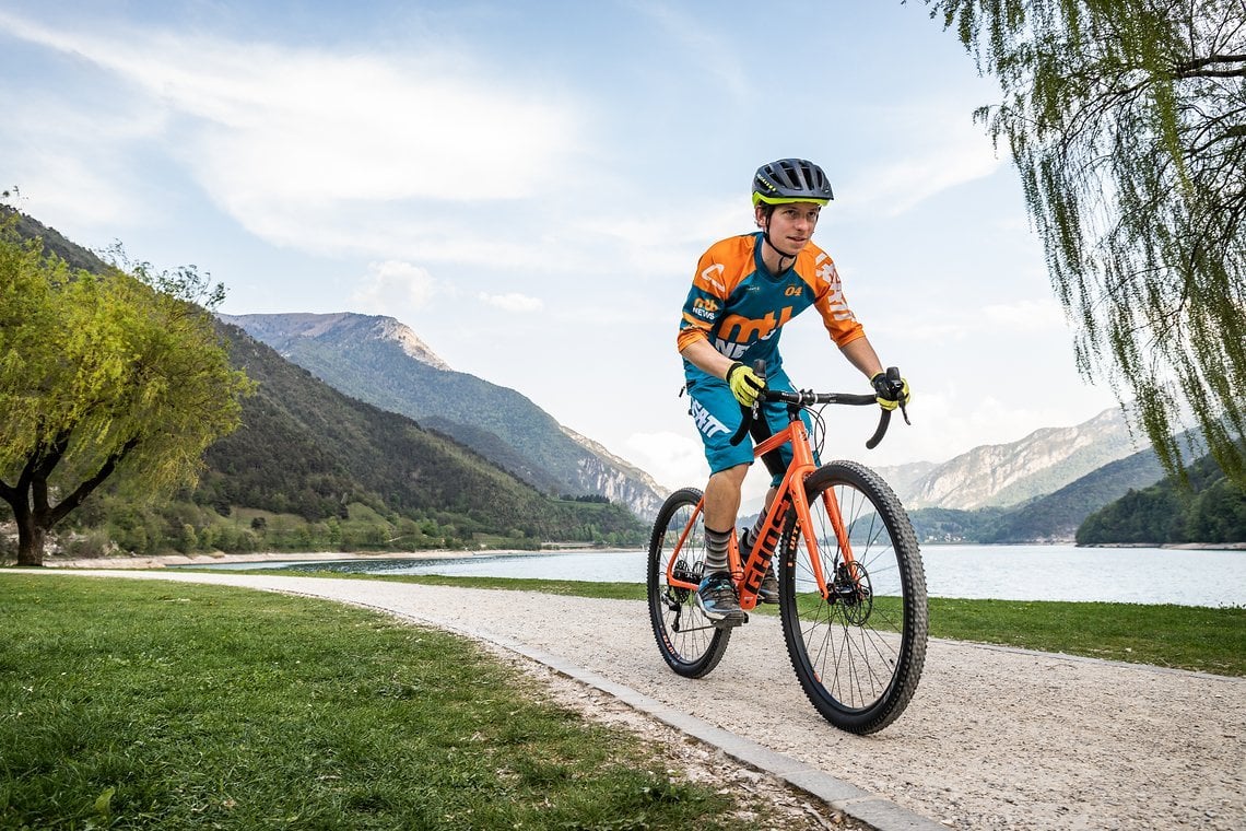 Das Gravelbike kreuzt Rennrad Geometrie mit der Möglichkeit, auch mal abseits geteerter Straßen unterwegs zu sein