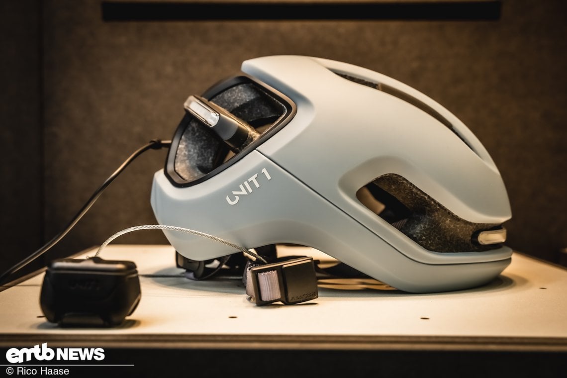 Der Unit 1 Aura Hybrid Smart Helm …