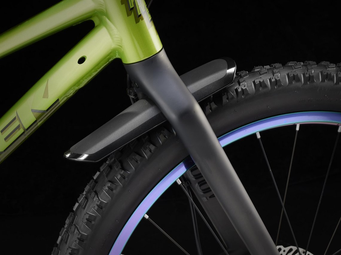 Die Carbongabel nimmt auch ein Schutzblech auf, dass schon beim Bike dabei ist.