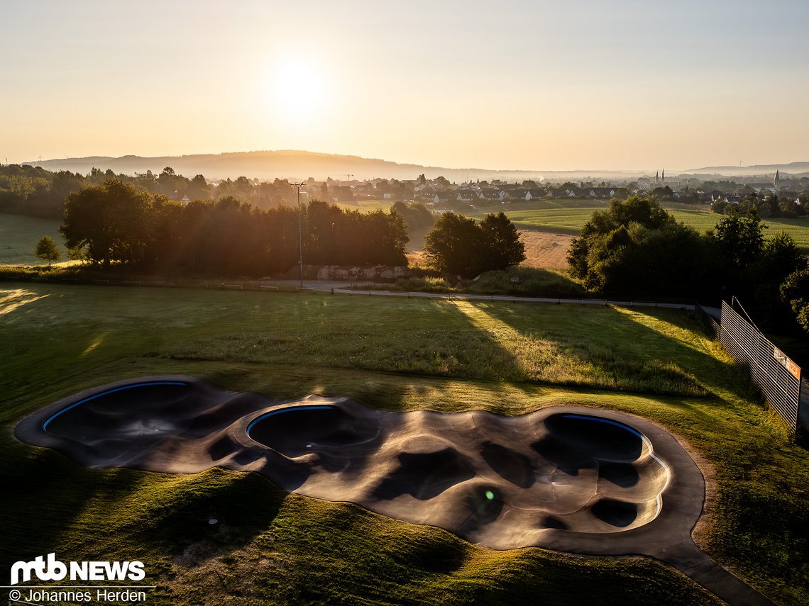 Der Pumptrack in Lemgo/NRW wurde im vergangenen Jahr eröffnet und bietet neben schnellen Runden auch zahlreiche Variationen und Richtungswechsel.