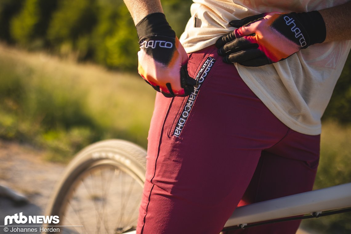 … verfügen über insgesamt drei Zipper-Taschen.