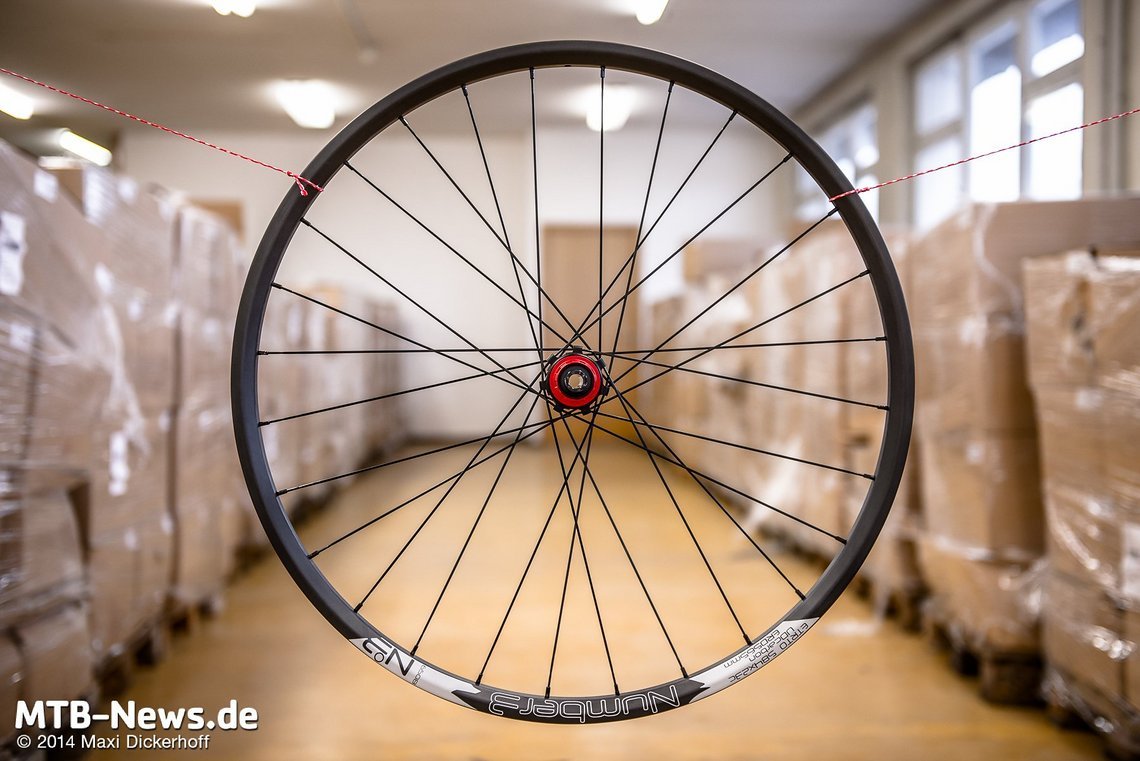 Schlicht und schön: unidirektionales Carbon unter Klarlack, dezente Decals und ein rot eloxierter Freilaufkörper am ar30 Carbon-Laufrad von numbr3