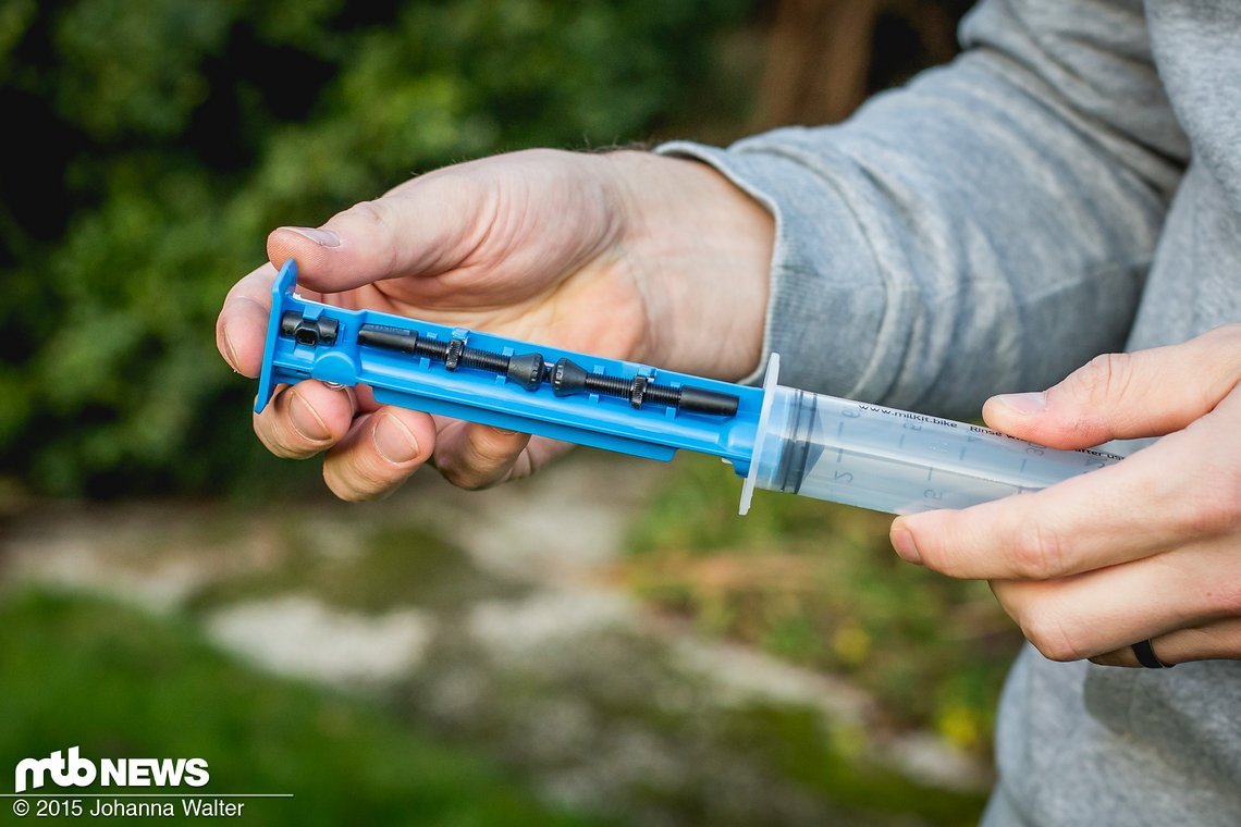 Die Spritze wird geöffnet, die Ventile entnommen
