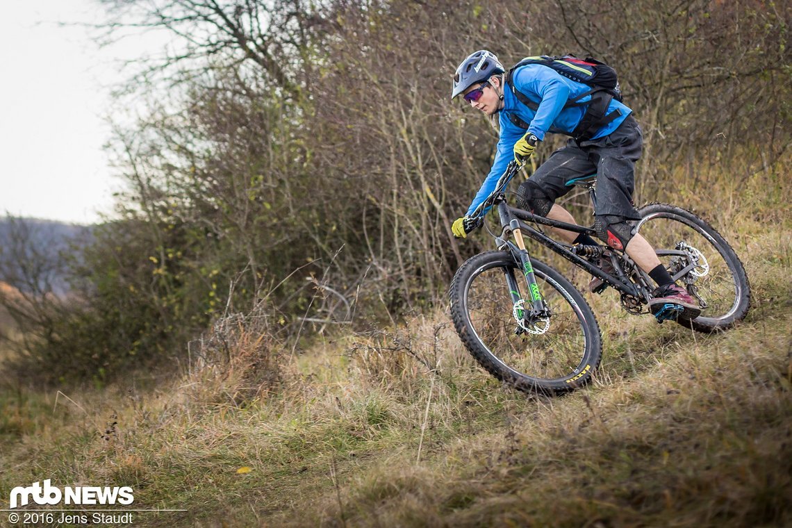 Auf dem Trail machen die Pedale eine gute Figur, mit kurzer Pin-Länge lässt sich die Fußstellung noch leicht ändern