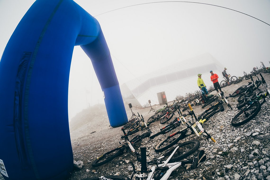 Wir bringen die Bikes in Position …