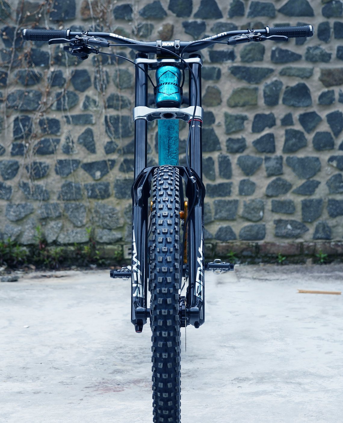 … die 200 mm Federweg statt der 190 mm des 29" Standard-Modells bietet.