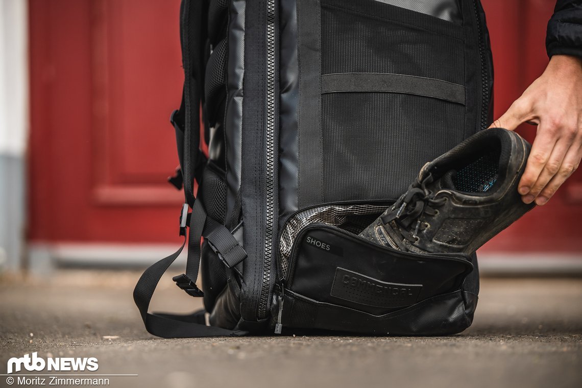 Im unteren Bereich ist ein wasserdichtes Fach für Bike-Schuhe integriert.