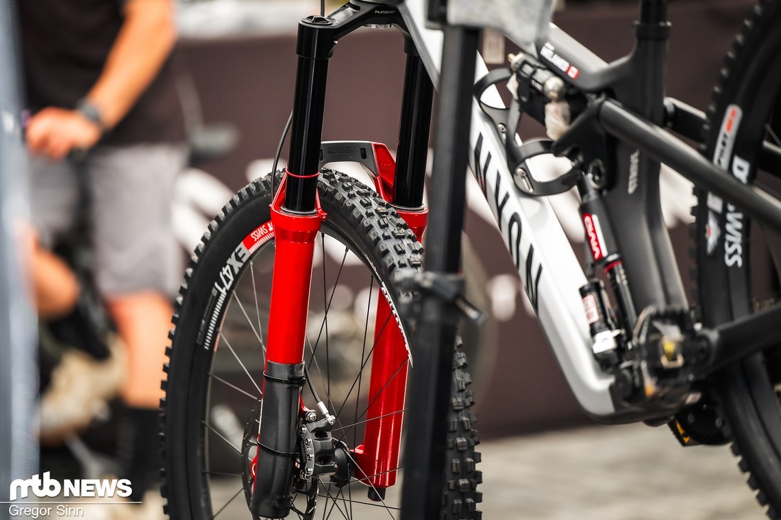 Am Rad von Jesse Melamed war eine neue RockShox Zeb verbaut.