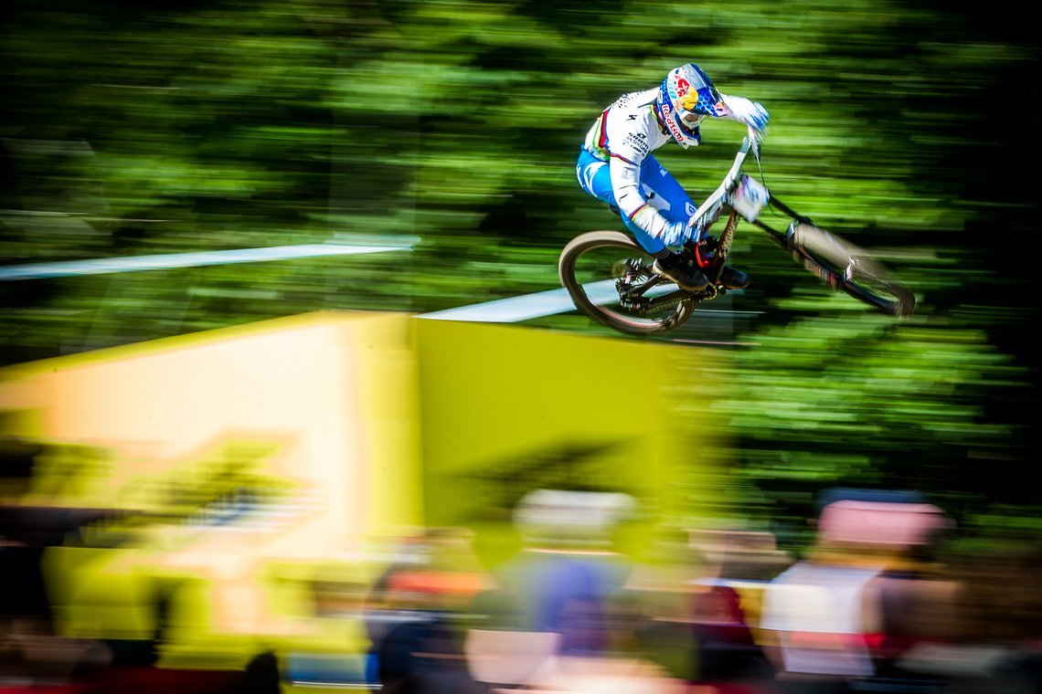 Flach, Blick nach vorne, Vollgas – Loic Bruni wusste hier schon, dass er auf dem Weg zu einer Top-Zeit ist und überquerte die Ziellinie am schnellsten.