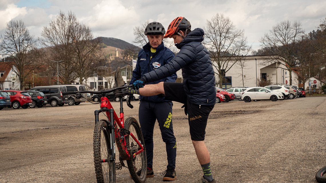 Endlich geht es auf das Bike! Nach einer kurzen Aufwärmrunde …