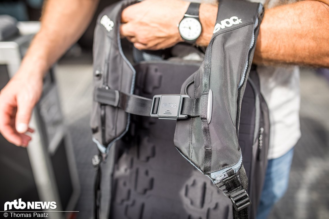 Intuitiv: die Fidlock Schnalle aktiviert das System einfach beim Schließen des Rucksacks
