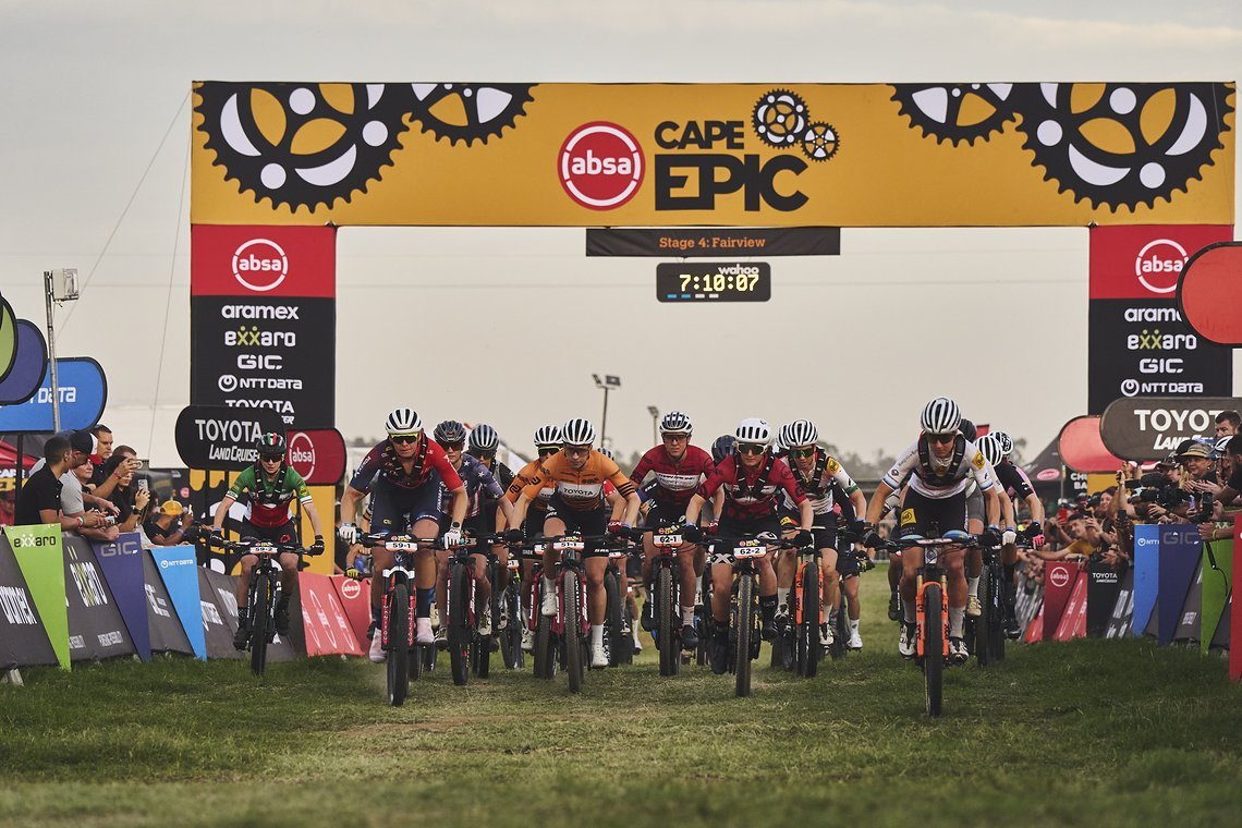 UCI Women Start line during Stage 4 of the 2025 Absa Cape Epic Mountain Bike stage race held at Fairview, Paarl, Cape Town, South Africa on the 20th March 2025. Photo by Michael Chiaretta/Cape Epic
PLEASE ENSURE THE APPROPRIATE CREDIT IS GIVEN TO THE