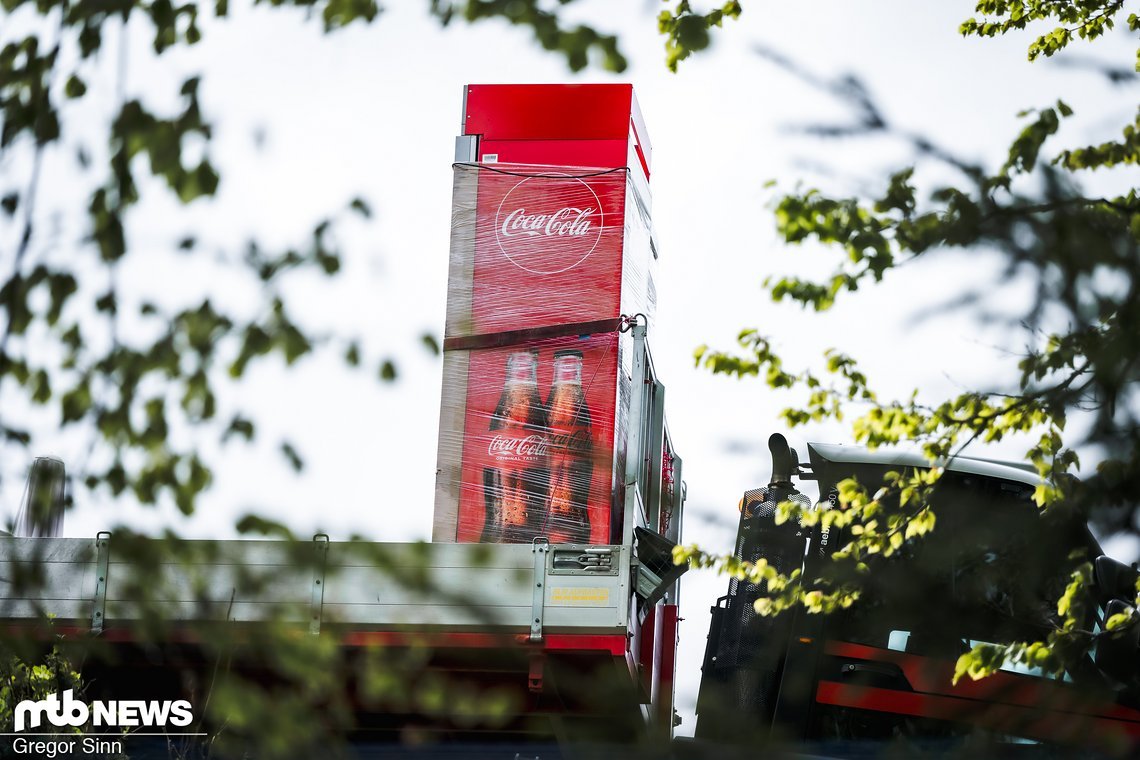 Pünktlich zum A-Training kam dann auch die übliche persönliche Cola-Lieferung für den Specialized-Fotografen Sebastian Schieck.