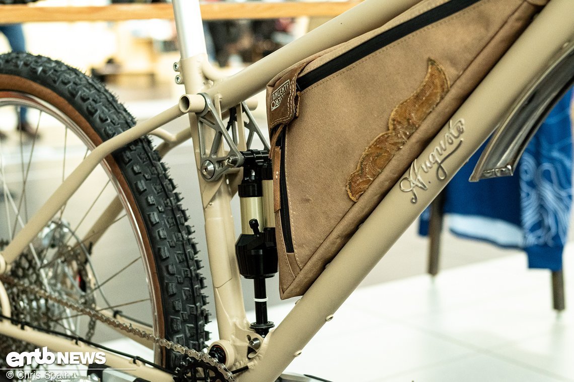 Die Rahmentaschen im Cowboy-Stil passen zum Look des Bikes.
