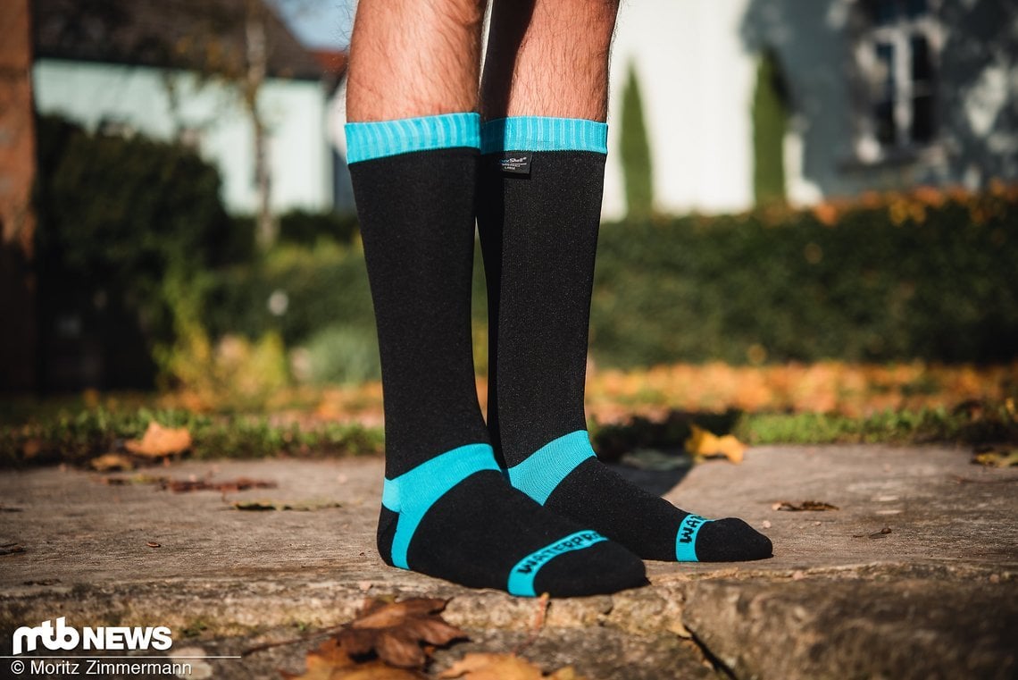 Die Dexshell Waterproof Coolvent-Socken fallen vor allem durch ihre Länge auf und sollen so Fuß und Schienbein jederzeit schön trocken halten