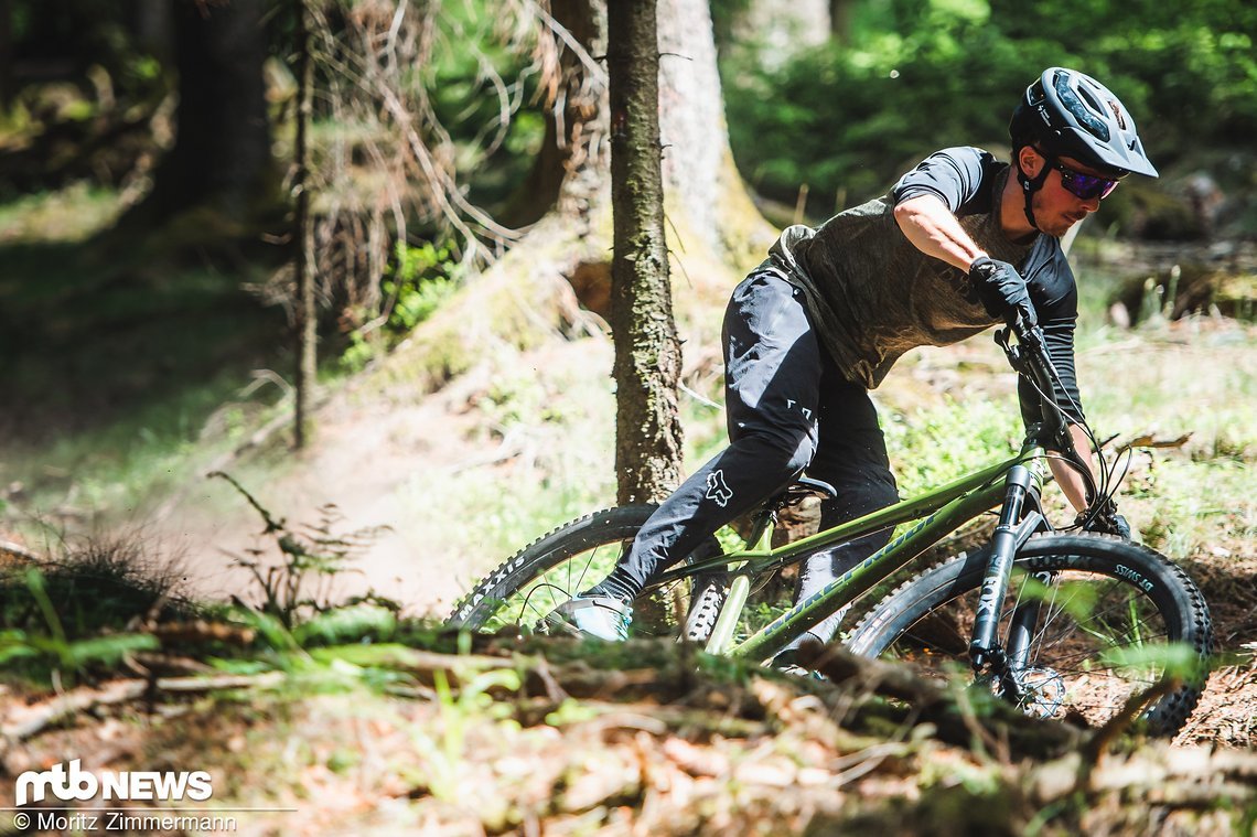 Das Nukeproof Scout fährt sich bergab eine Ecke spritziger, liegt satter auf der Strecke und bietet einen höheren Komfort