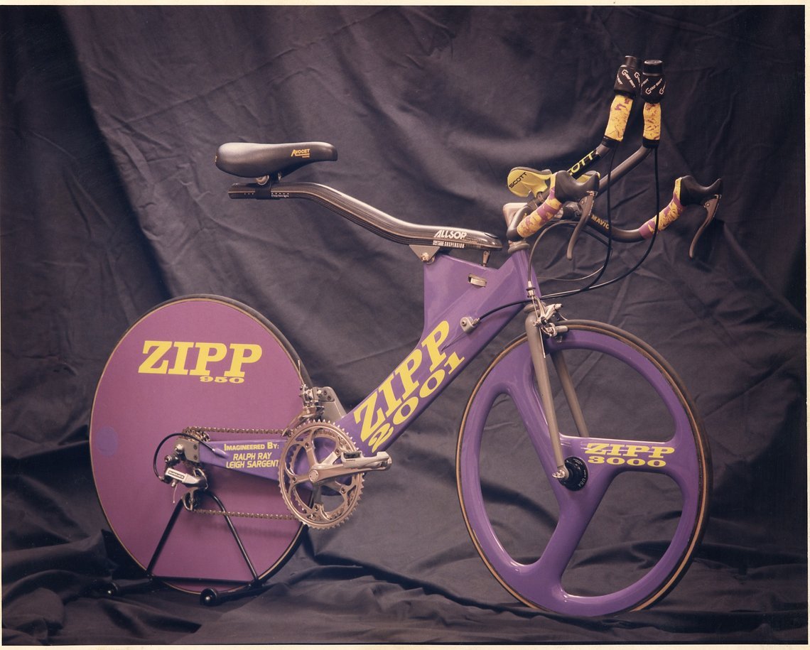 Dieses Bike ist nicht gerade unauffällig – das Design für den Zipp 2001 wurde 1991 fertiggestellt. Es ging 1992 in Produktion und wurde 1993 mit einem neuen Federungssystem komplett neu entworfen.