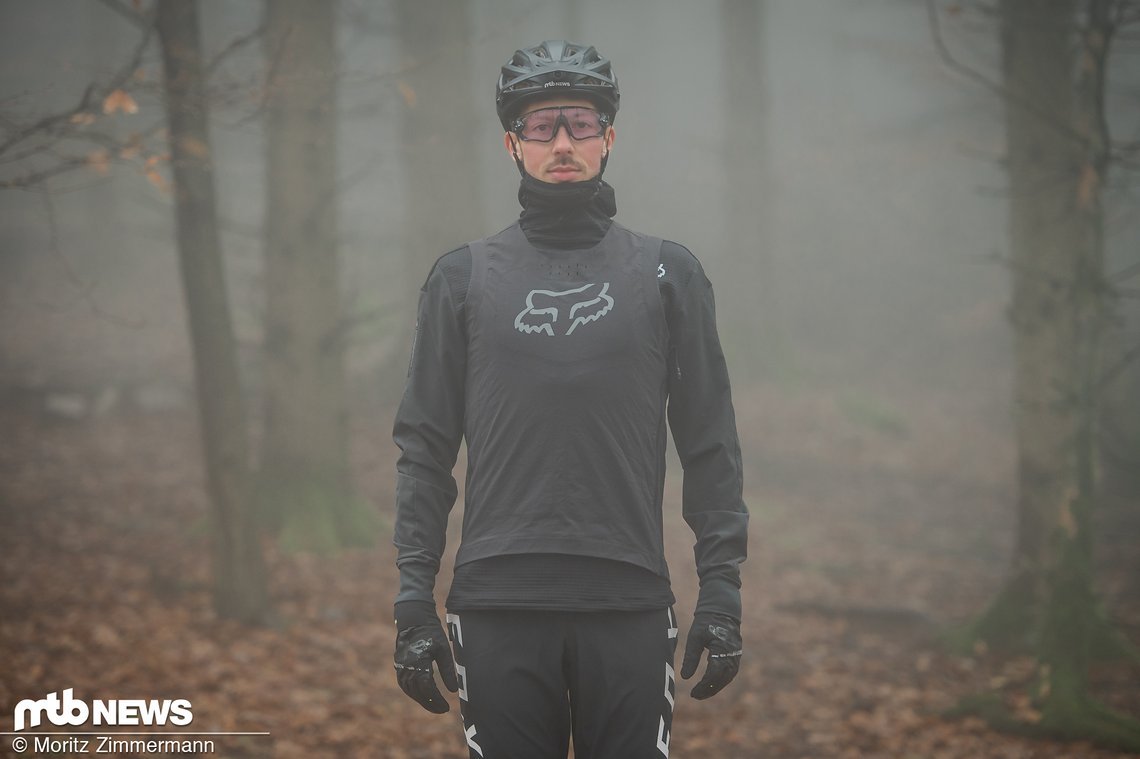 Die Fox Defend Fire Alpha Weste soll kalten Herbst- und Winter-Tagen den Schrecken rauben