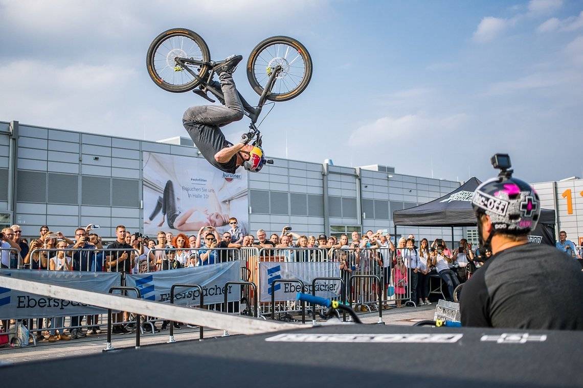 Bei der Drop and Roll Tour fährt und turnt Fabio u.a. mit Danny McAskill für die Zuschauer