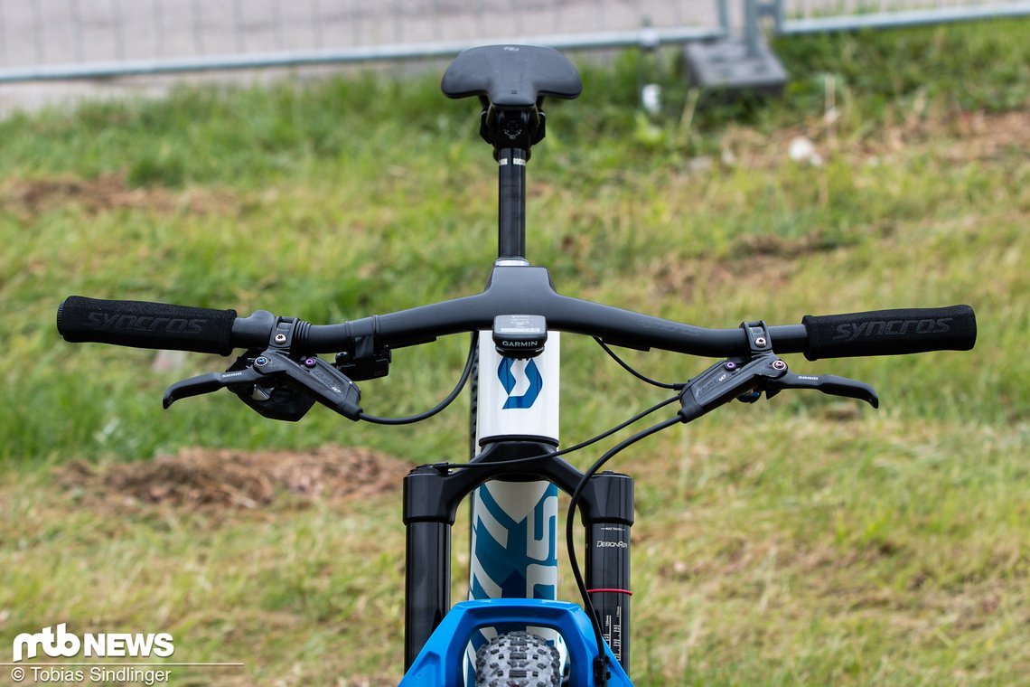 Eine integrierte Garmin-Halterung ragt aus dem Carbon-Cockpit von Syncros hervor und ermöglicht so das genaue Tracking der Trainings- und Renndaten