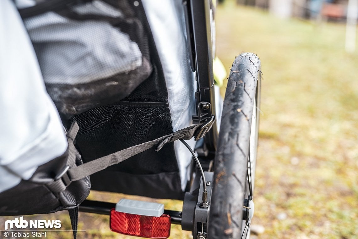 Über zwei seitliche Gurte wird der Rucksack am Rahmen befestigt