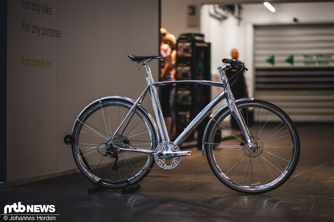 Hatten wir bereits in einem Artikel vorgestellt: das Avenue Airbase Stadtfahrrad, das so wunderschön silbern glänzt.