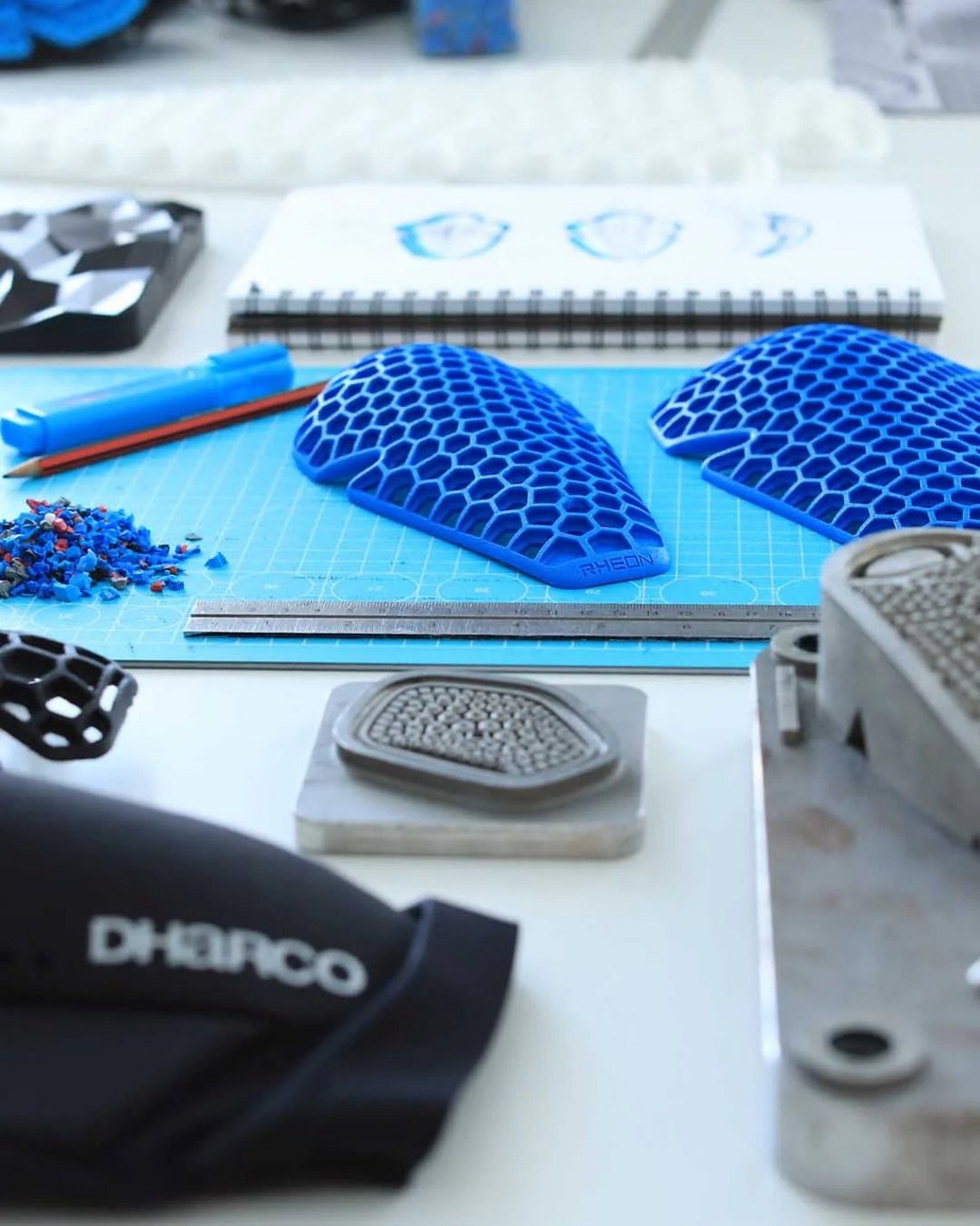 Dharco setzt bei der neuen Protektor-Kollektion auf flexible Rheon-Pads, die unter Krafteinwirkung verhärten und die Impaktenergie absorbieren sollen.