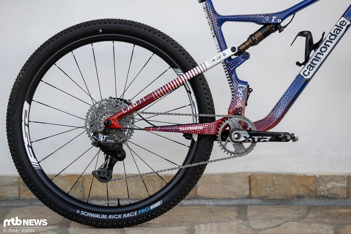Wie auch Jolanda Neffs Scalpel, rollt das Rad von Charlie Aldridge auf Shimanos neuer XTR Di2-Gruppe.