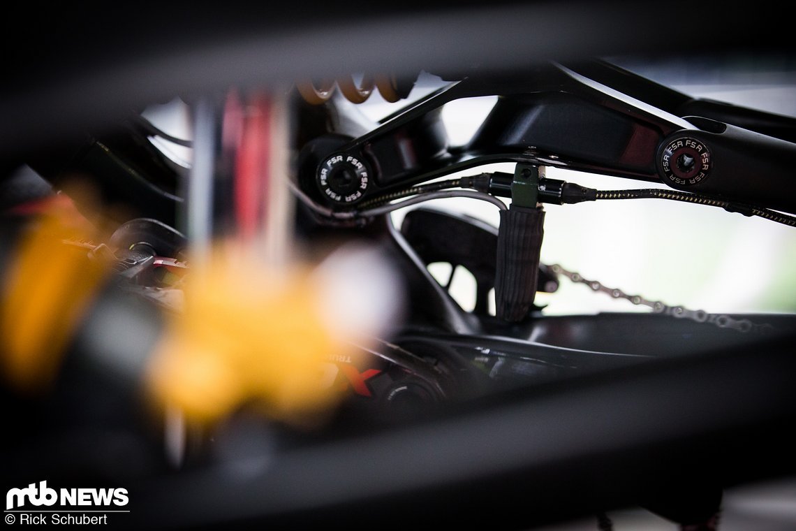 Jack, Loic Brunis Mechaniker, ist bekannt für seine besondere Messtechnik. Wir kennen die genaue Funktion dieser neuen Einheit nicht, vermuten jedoch eine Messeinheit für die Temperatur der Bremsflüssigkeit