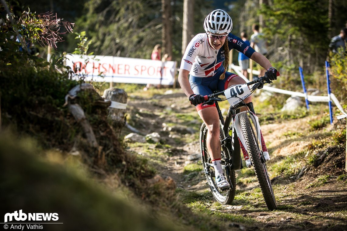 Evie Richards kämpft