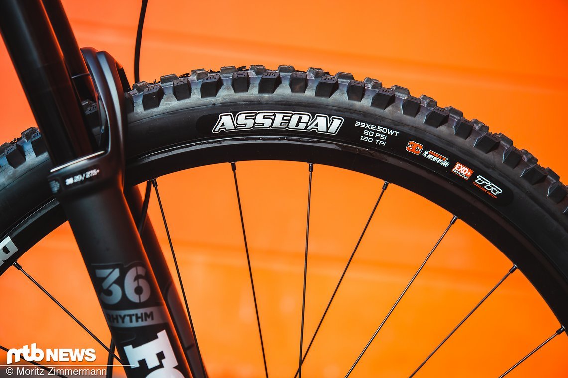Die Maxxis Exo+ Bereifung kann bergauf zwar nicht ganz mit den leichteren und besser rollenden Reifen der Konkurrenz mithalten