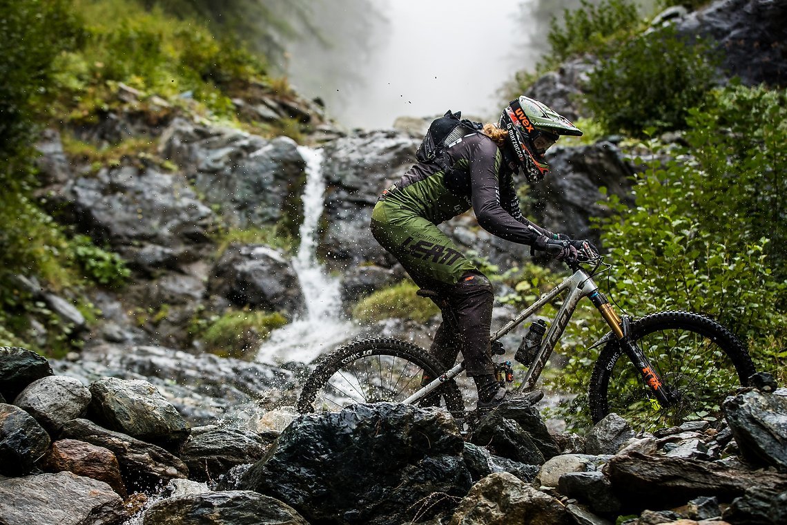 Den ganzen Morgen gewartet und gebangt, dass das Rennen stattfinden kann und plötzlich heisst es LOS! Anita gelingt auf der schwierigen Stage 1 eine gute Fahrt!