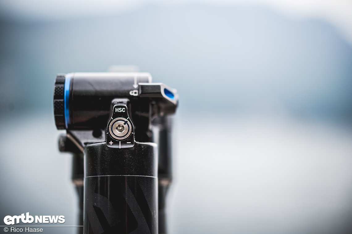 Neben dem markanten Lowspeed Compression-Einstellknopf scheint sich der neue Dämpfer  auch den dezenteren Highspeed-Einsteller mit dem Super Deluxe zu teilen.
