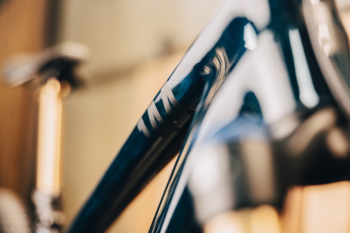 Die Farbe Liquid Blue & Black der Top-Variante macht optisch sehr viel her.