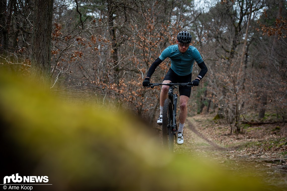 Das Cockpit fällt höher und die Sitzposition kompakter aus als bei vielen klassischen Race-Fullys.