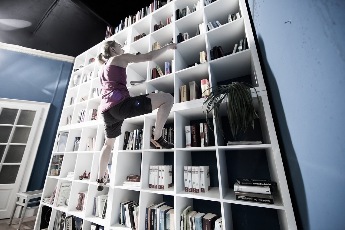 Puls Playground: Beitrag Bouldern. Warum nicht zu Hause am Bücherregal?