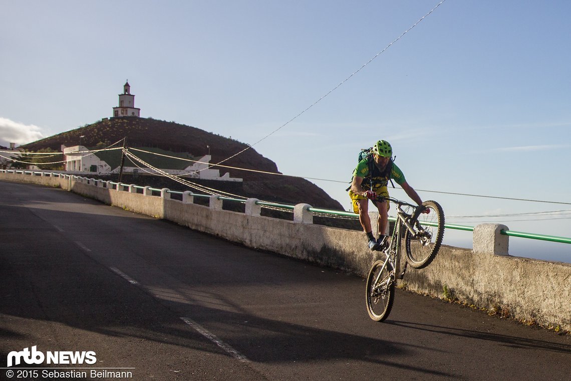 MTB-Active Guide Ralf zeigt uns zum Abschluss noch seinen Signature-Move