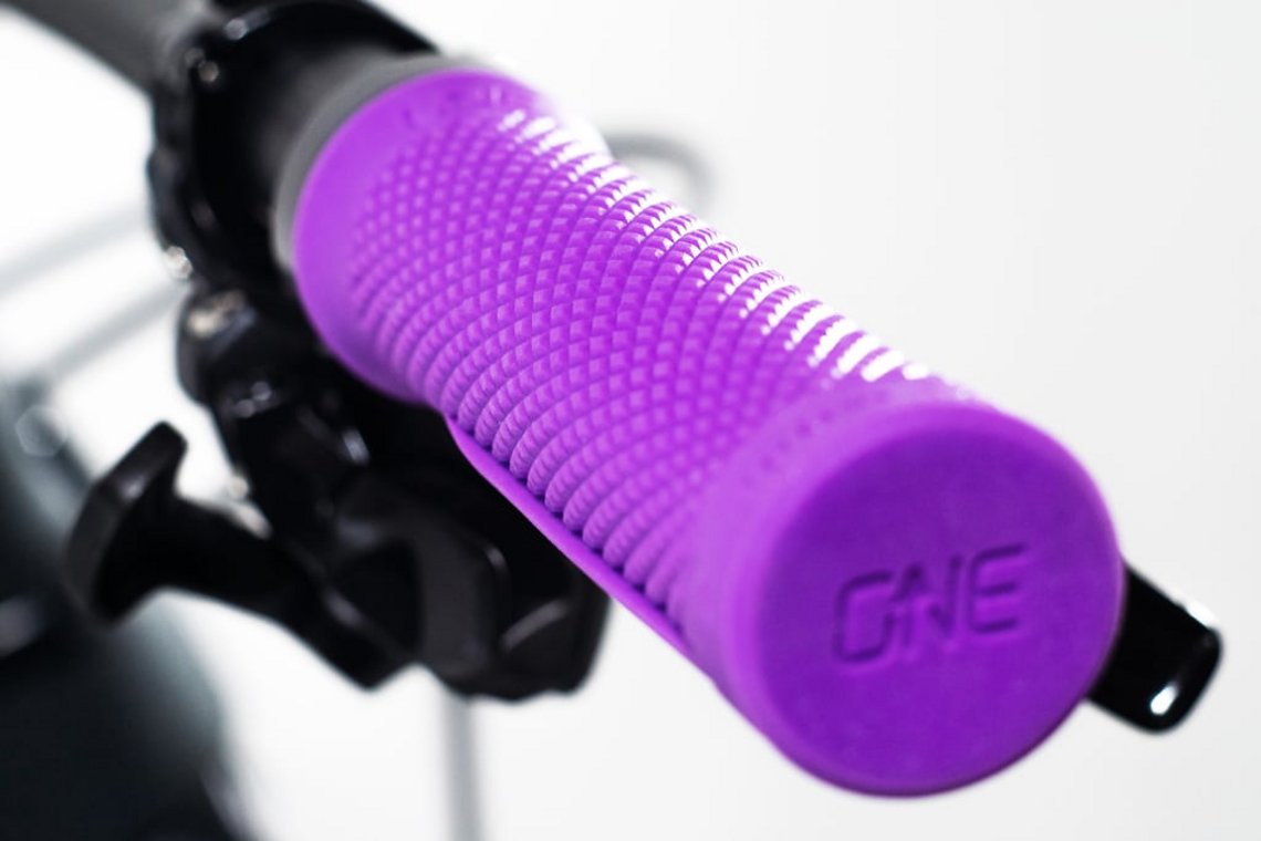 Die neuen OneUp Lock-On-Griffe verzichten auf einen äußeren Klemmring und sind in sechs Farben erhältlich.