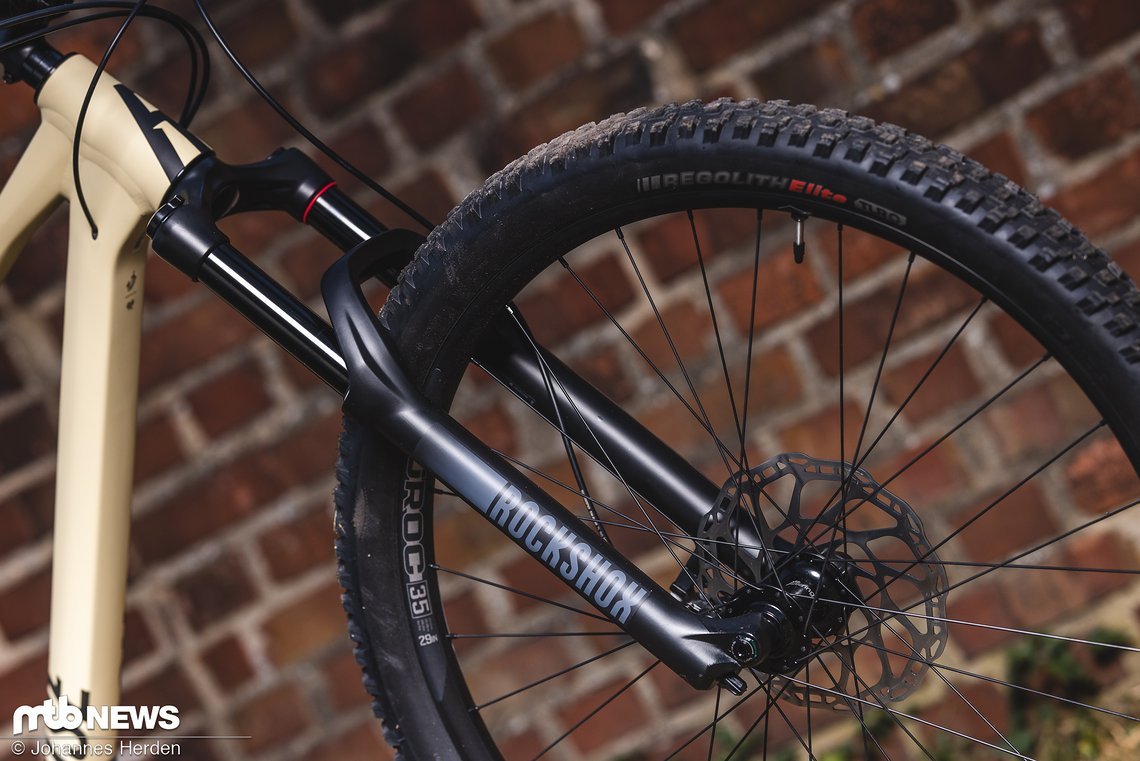 Das Bonero bekommt eine RockShox 35 Gold RL mit 140 mm Federweg spendiert.