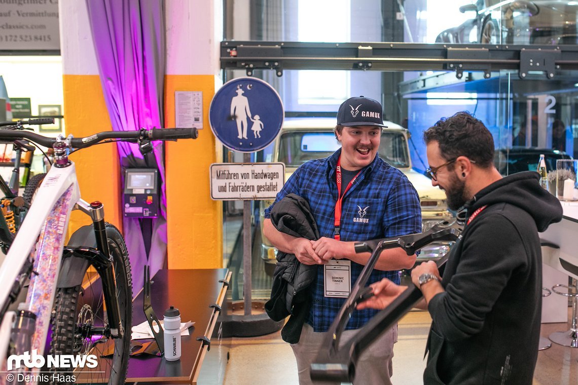 Schweizer Freude: Dominik von Gamux vor seinem farbenfrohen Carbon-Bike.